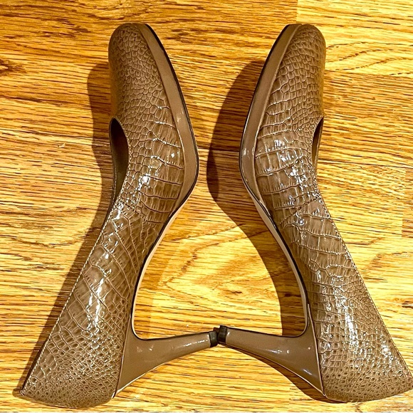 Anne Klein Taupe Faux Alligator Stiletto Heels Size 8M - Picture 13 of 13